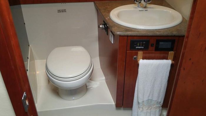 2008 Cruisers Yachts 420 Express Photo 22 of 33