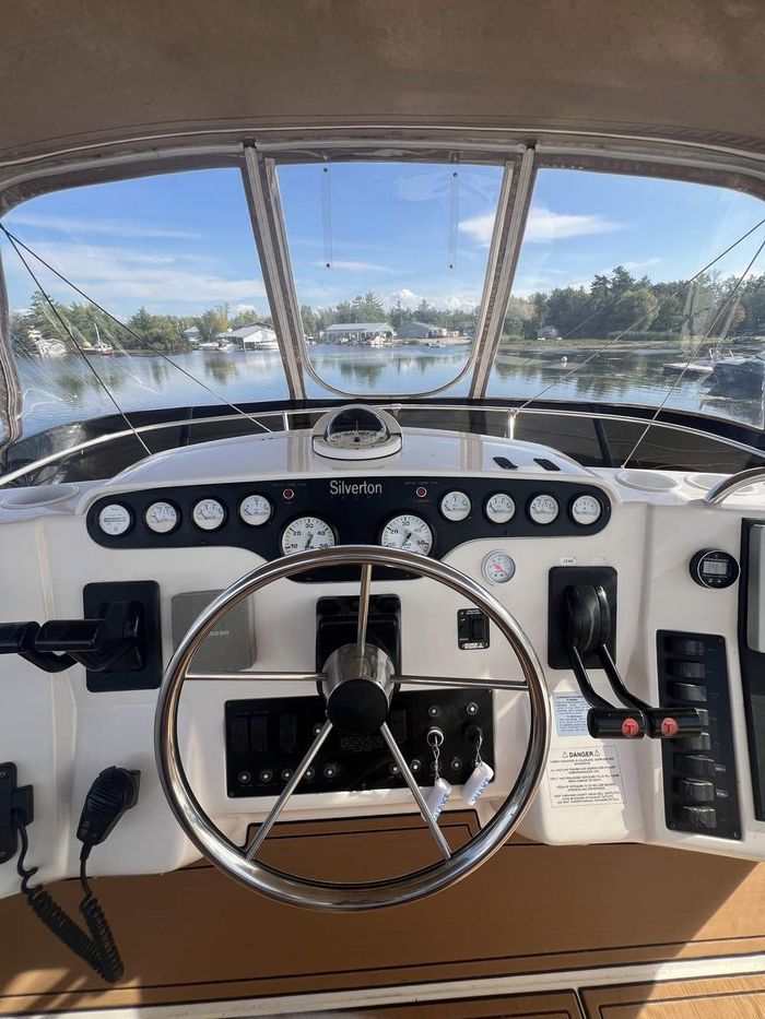 1997 Silverton 402 Motor Yacht Photo 8 of 56