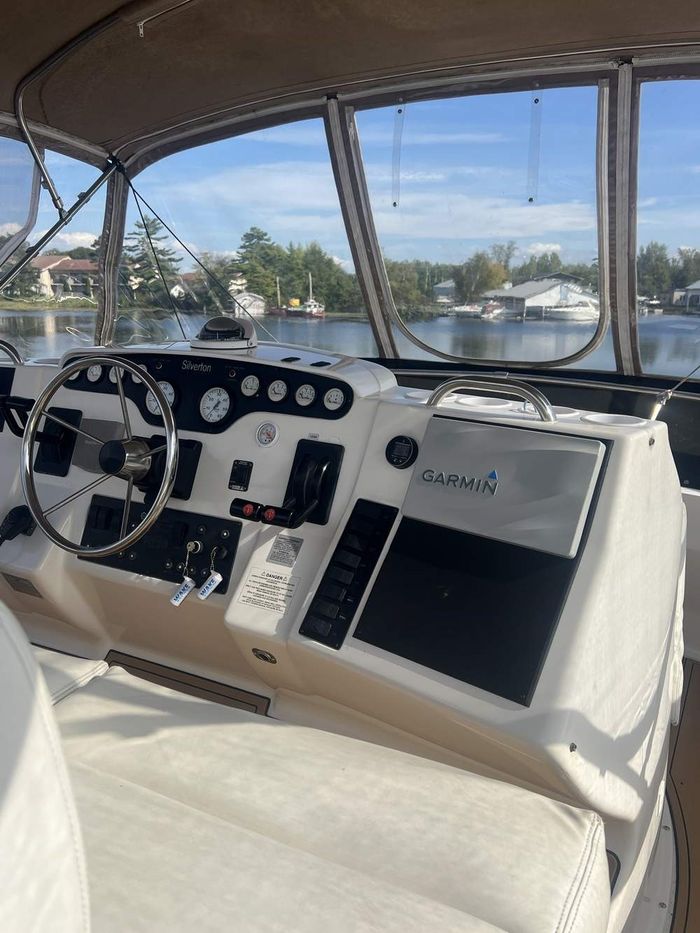 1997 Silverton 402 Motor Yacht Photo 9 of 56