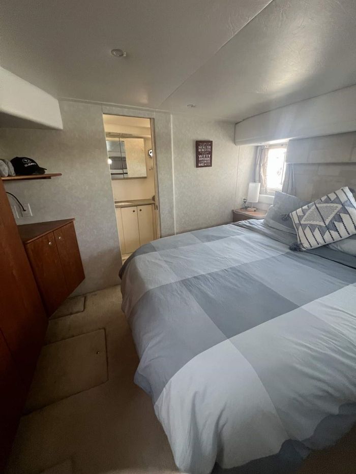 1997 Silverton 402 Motor Yacht Photo 25 of 56