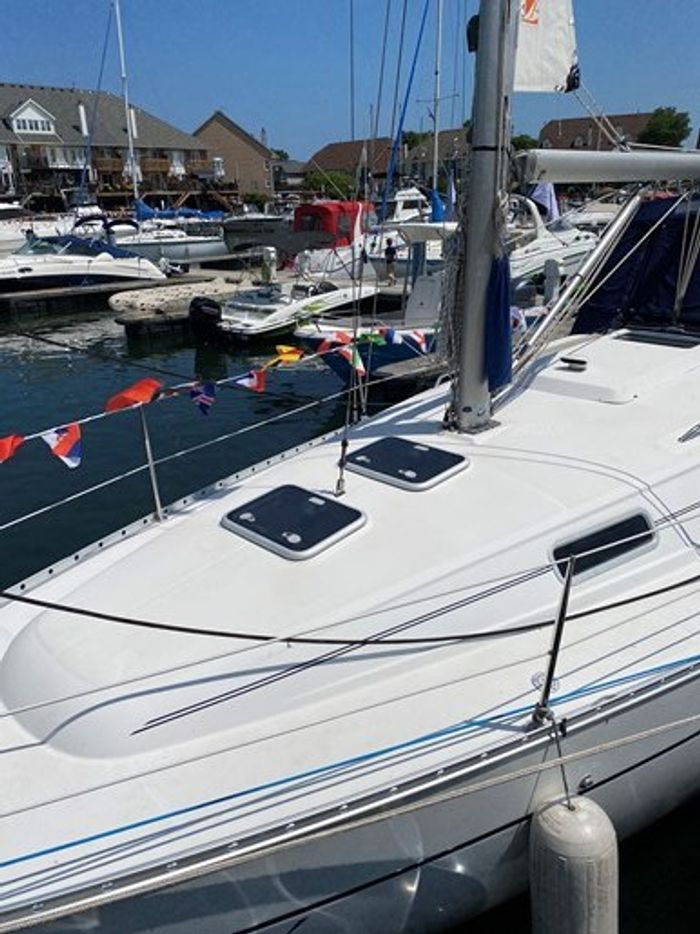 2003 Beneteau Oceanis 331 Photo 2 of 18