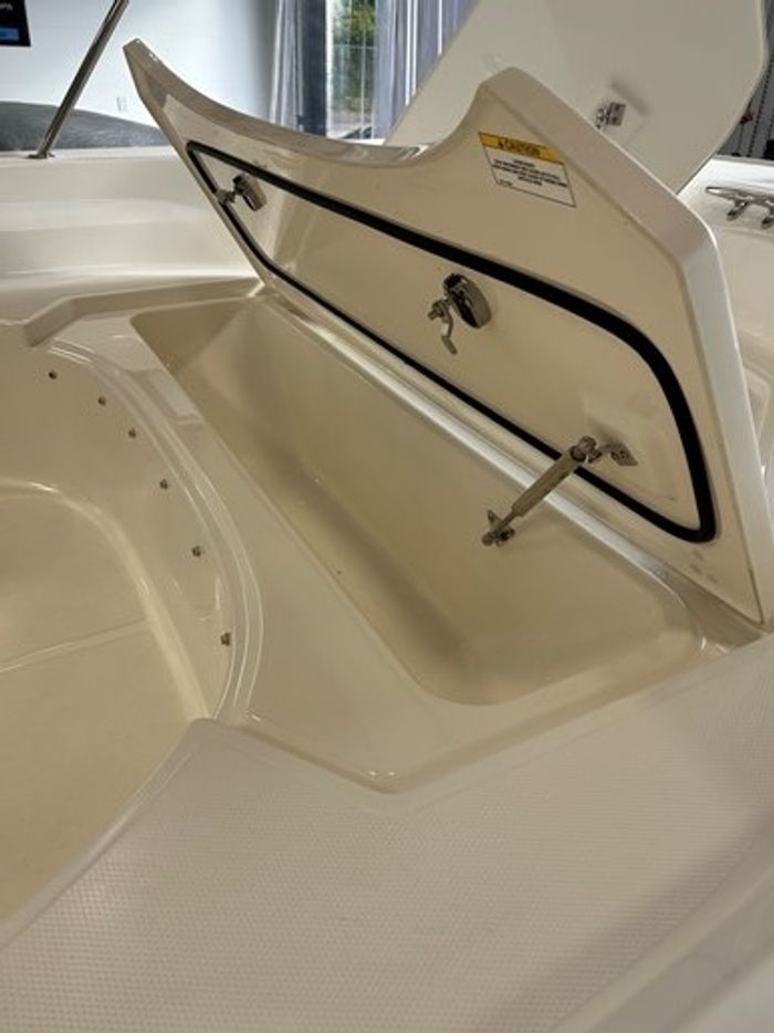 2023 Boston Whaler 170 Montauk Photo 9 of 16