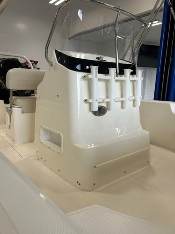 2023 Boston Whaler 170 Montauk Photo 8 of 16