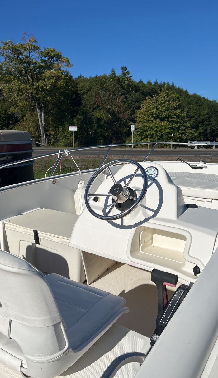 2011 Boston Whaler 150 super sport Photo 4 of 7