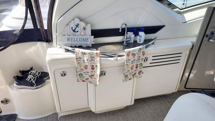 2005 Sea Ray 390 Sundancer Photo 12 of 48