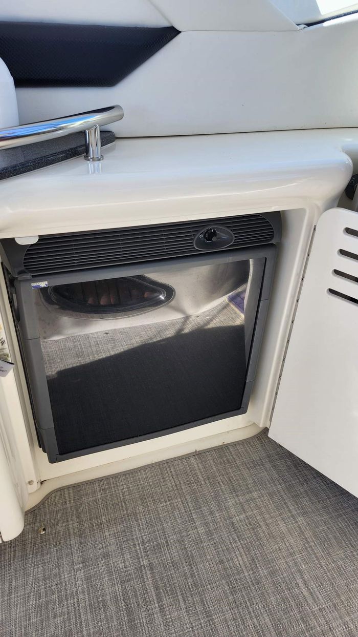 2005 Sea Ray 390 Sundancer Photo 13 of 48