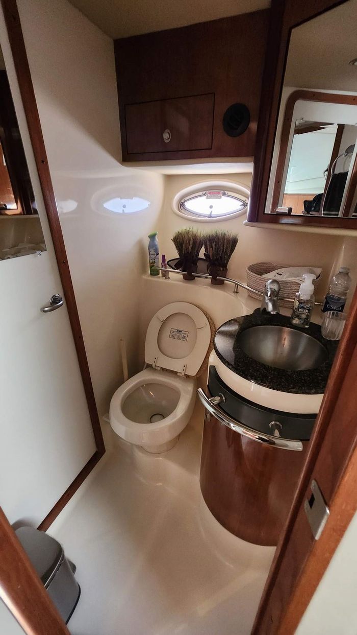 2005 Sea Ray 390 Sundancer Photo 37 of 48