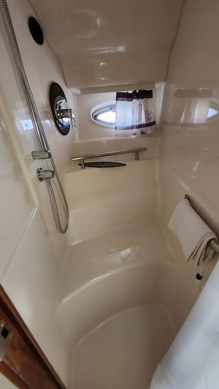 2005 Sea Ray 390 Sundancer Photo 38 of 48