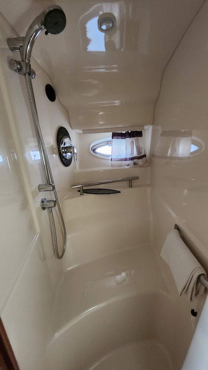 2005 Sea Ray 390 Sundancer Photo 39 of 48