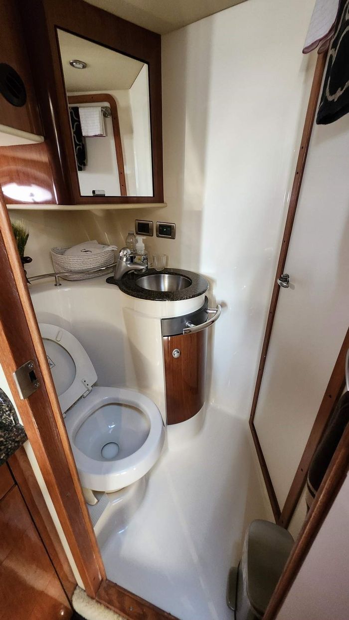 2005 Sea Ray 390 Sundancer Photo 36 of 48