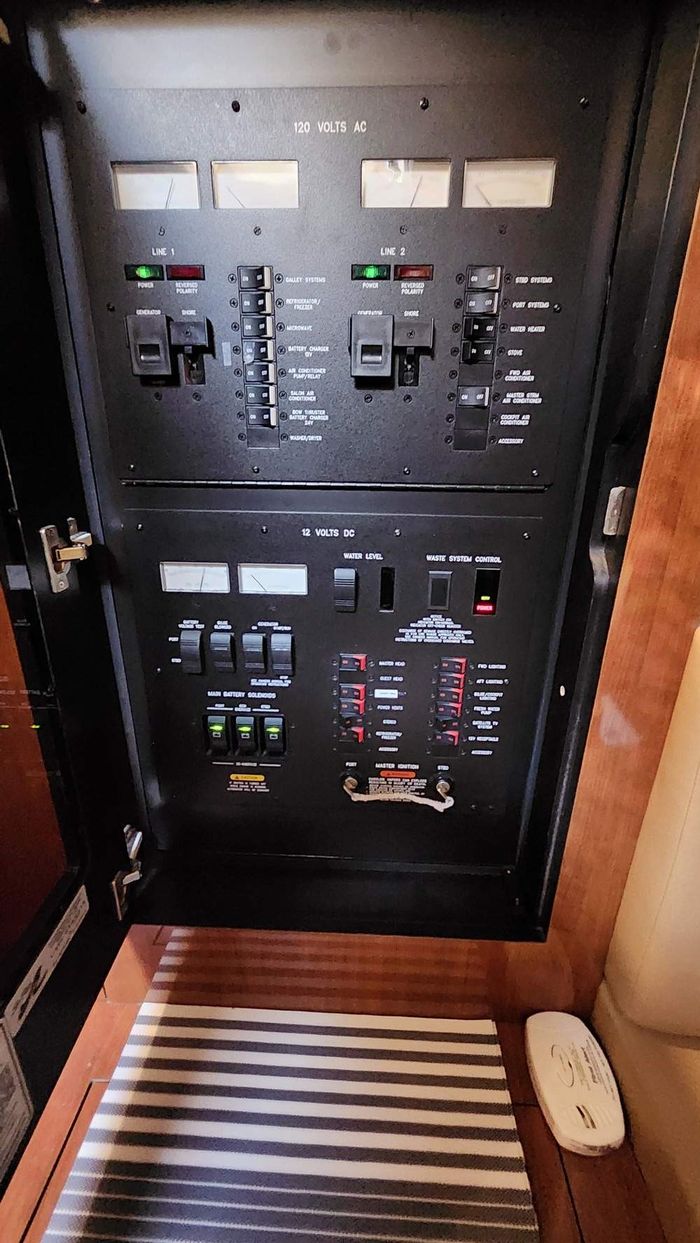 2005 Sea Ray 390 Sundancer Photo 18 of 48