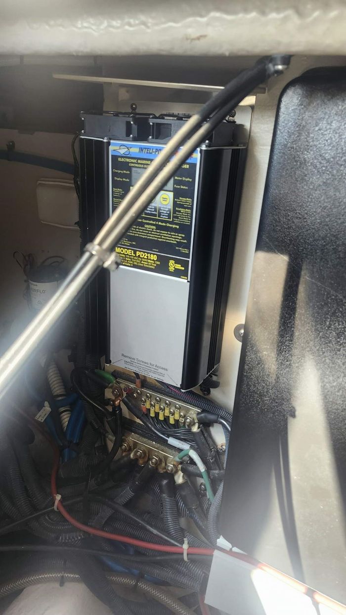 2005 Sea Ray 390 Sundancer Photo 41 of 48