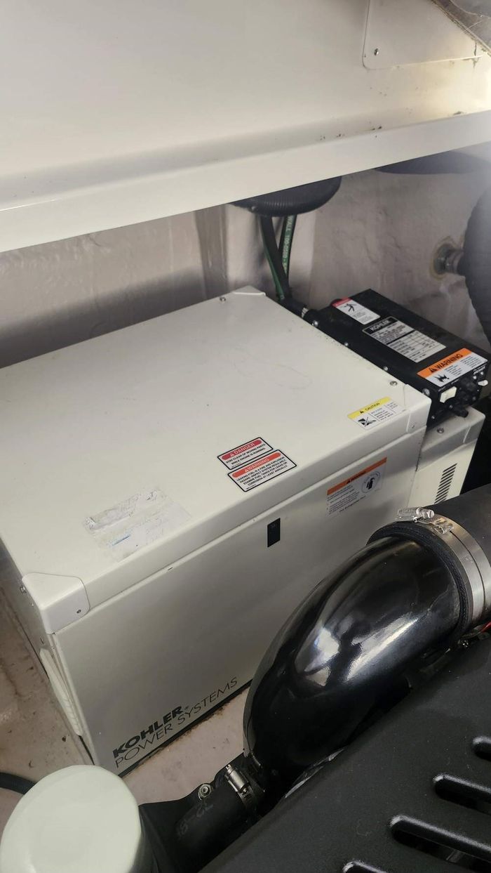 2005 Sea Ray 390 Sundancer Photo 43 of 48