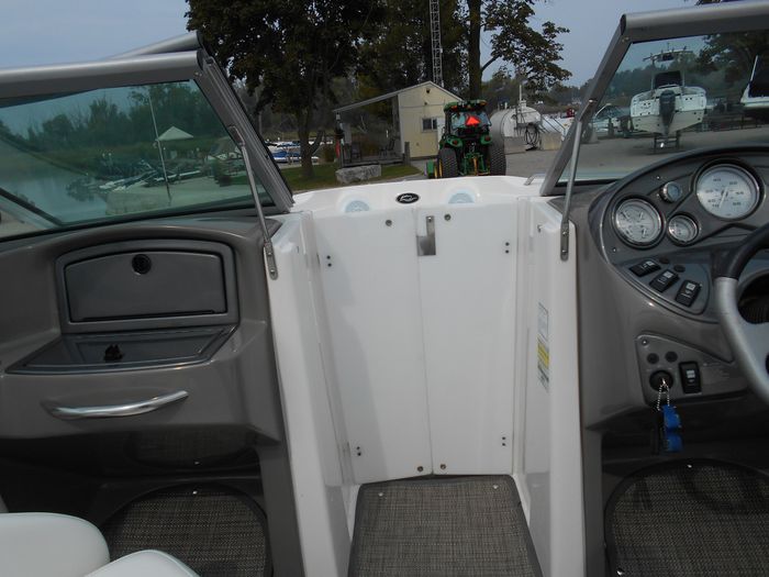 2007 Rinker 226 Captiva Photo 35 of 47