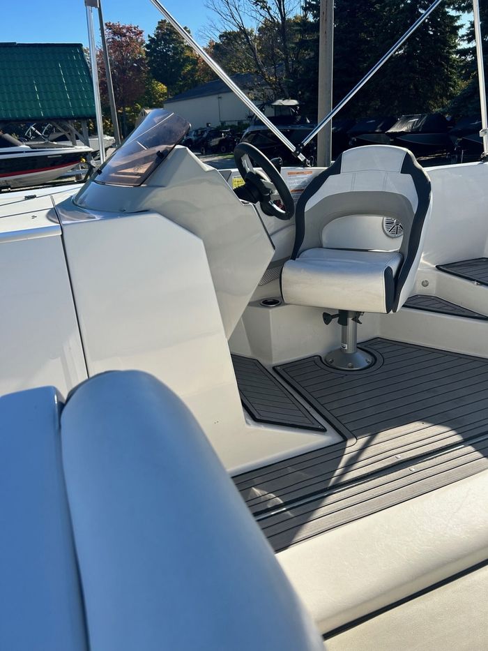 2023 Starcraft SVX 231 OB W/175HP YAMAHA Photo 9 sur 11