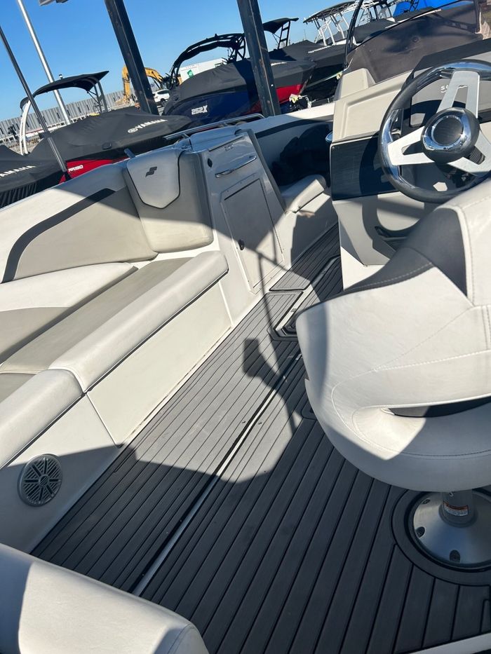 2023 Starcraft SVX 231 OB W/175HP YAMAHA Photo 7 sur 11