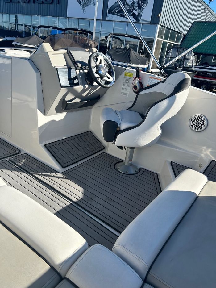 2023 Starcraft SVX 231 OB W/175HP YAMAHA Photo 8 sur 11