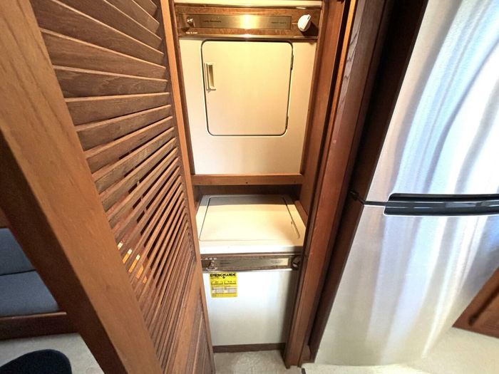 1987 Viking Yachts Motor Yacht Photo 65 sur 76