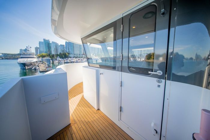 1992 Crescent Yachts Tri-Deck Photo 10 of 110