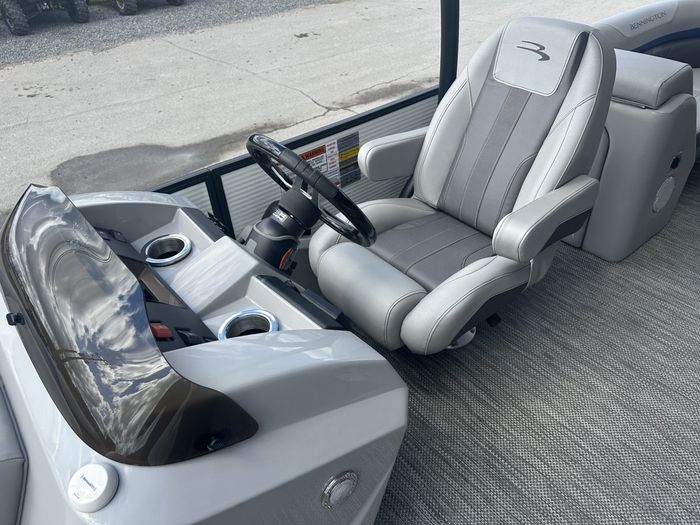 2023 Bennington 25 SXSRTD Top Deck Waterslide 175HP Yamaha VMAX SH Photo 32 of 54