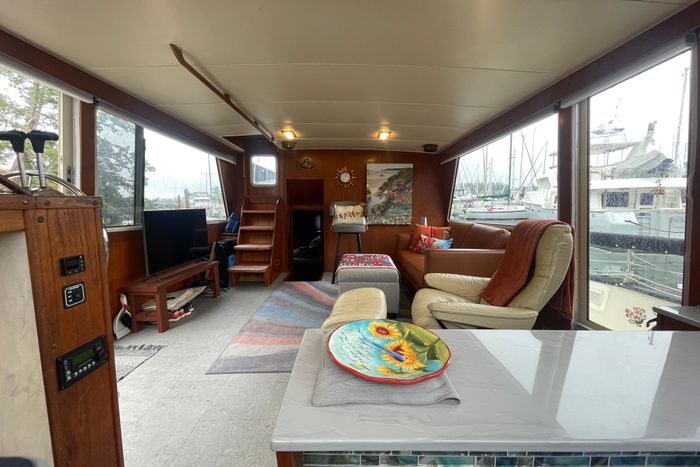 1981 Tollycraft 48 Cockpit Motor Yacht Photo 10 of 53