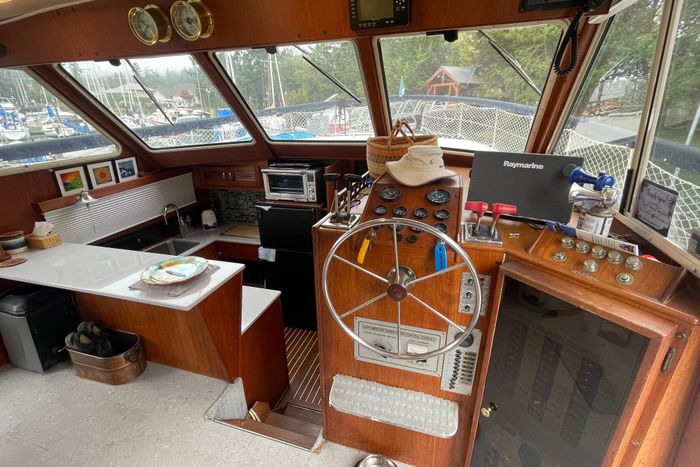 1981 Tollycraft 48 Cockpit Motor Yacht Photo 15 of 53