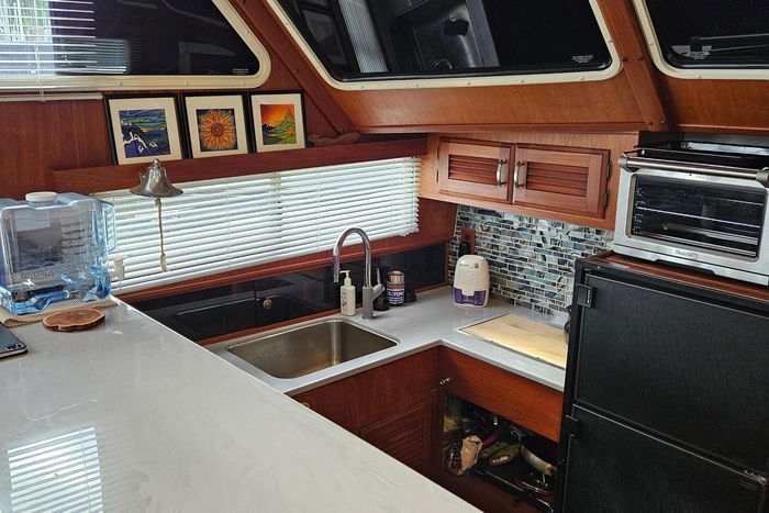 1981 Tollycraft 48 Cockpit Motor Yacht Photo 16 of 53