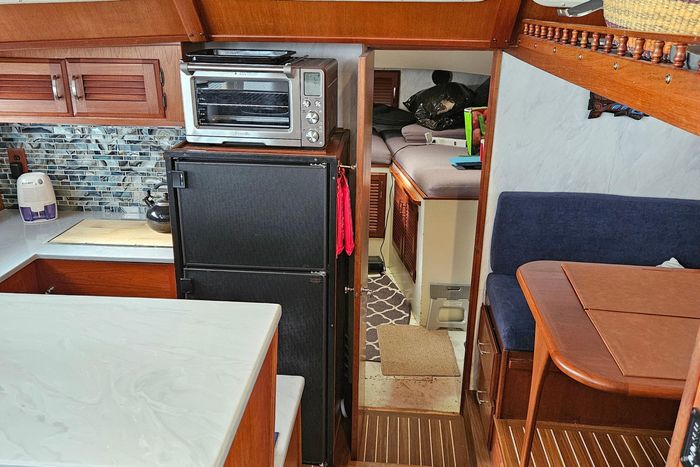 1981 Tollycraft 48 Cockpit Motor Yacht Photo 17 of 53
