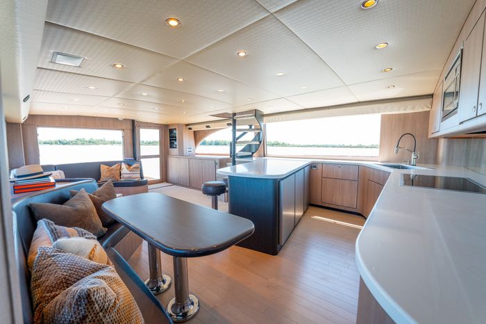 1998 Donzi R73 Photo 39 of 107