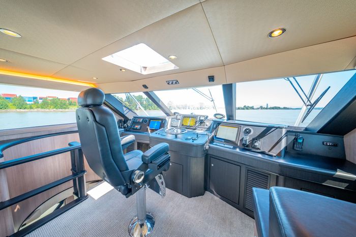 1998 Donzi R73 Photo 48 of 107