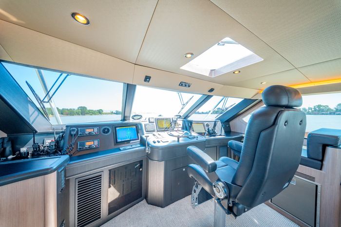 1998 Donzi R73 Photo 49 of 107