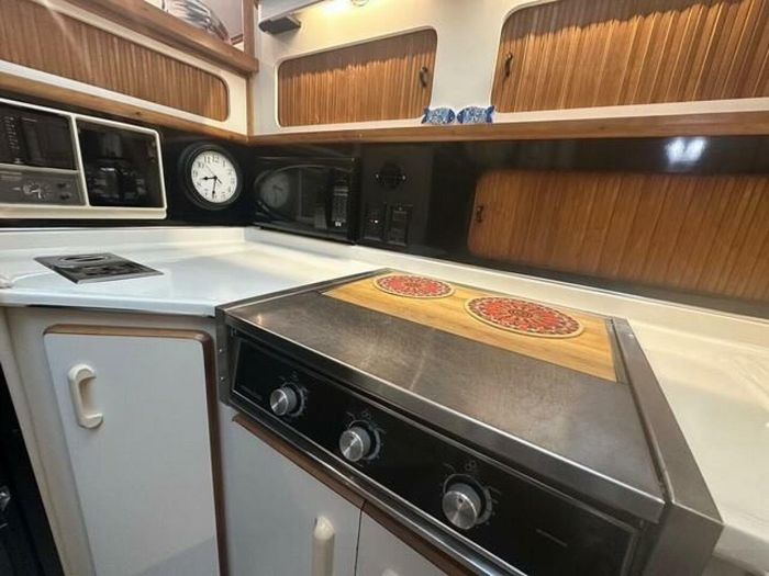 1989 Sea Ray 380 Aft Cabin Photo 34 of 52
