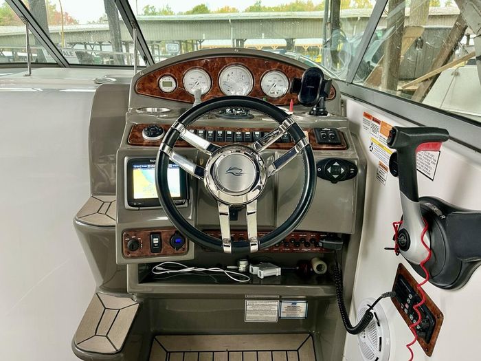 2014 Rinker 290 Express Cruiser Photo 15 of 38