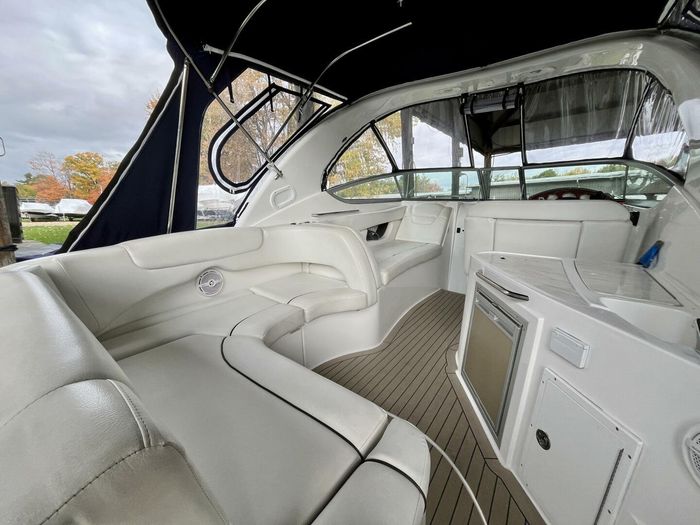 2014 Rinker 290 Express Cruiser Photo 6 of 38