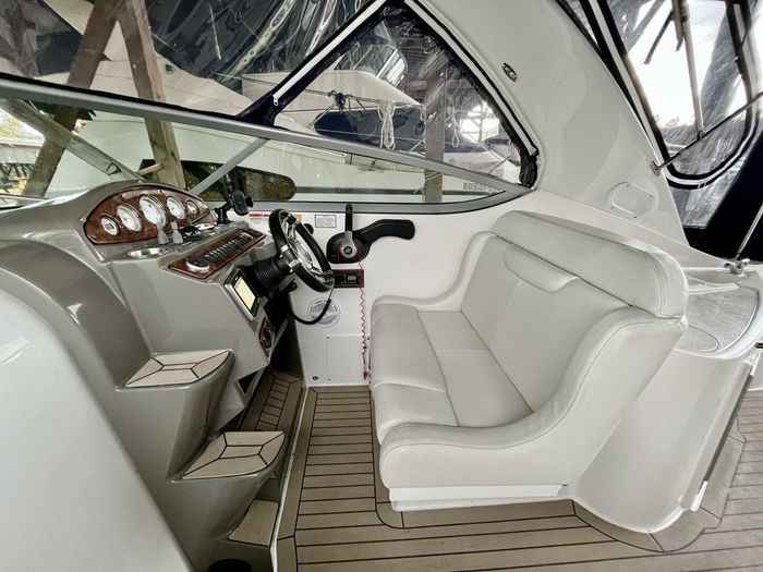 2014 Rinker 290 Express Cruiser Photo 14 of 38