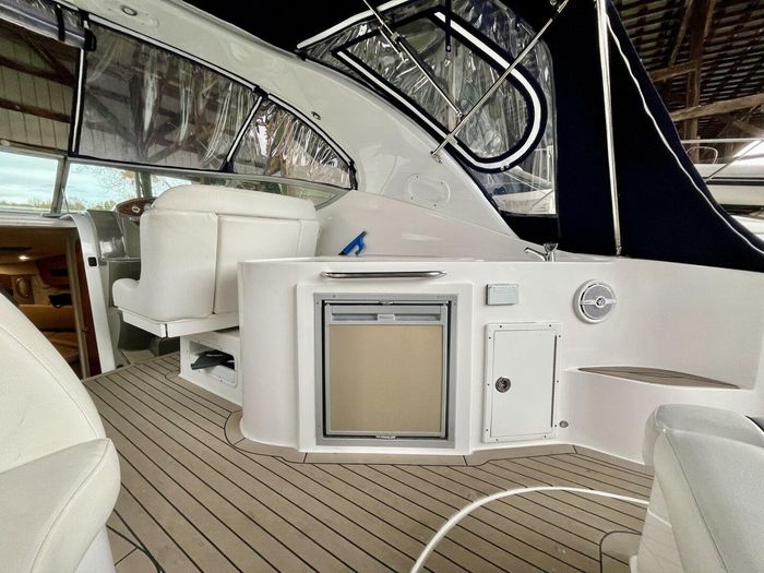 2014 Rinker 290 Express Cruiser Photo 7 of 38