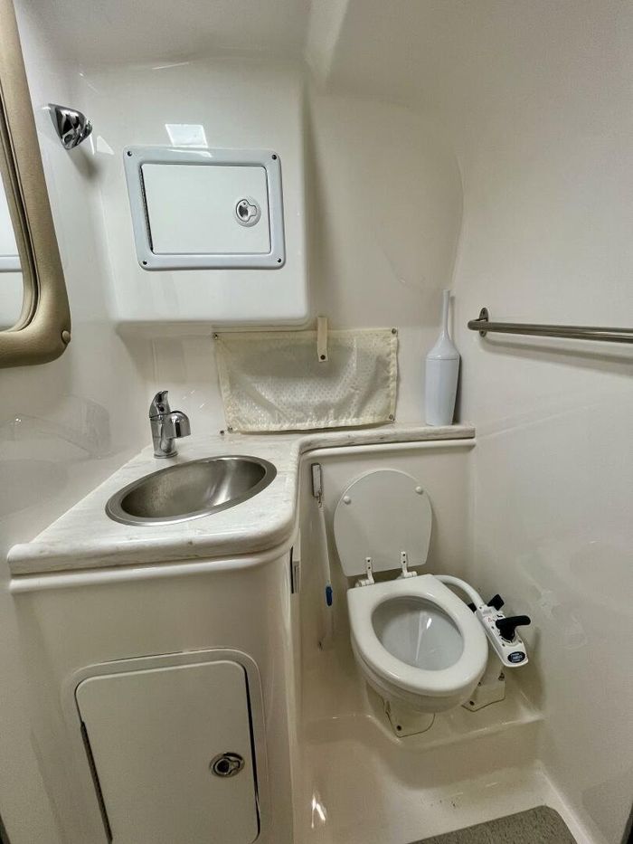 2014 Rinker 290 Express Cruiser Photo 36 of 38
