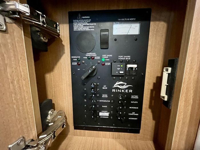 2014 Rinker 290 Express Cruiser Photo 37 of 38