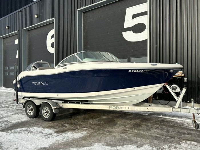 2017 Robalo R207 Photo 2 of 37