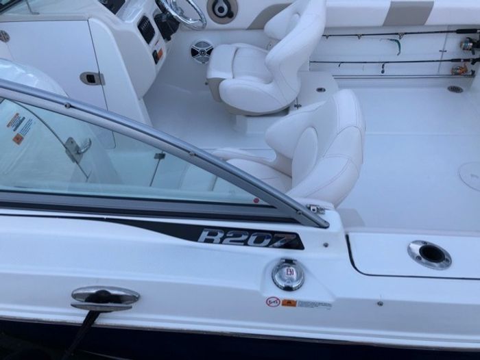 2017 Robalo R207 Photo 9 of 37