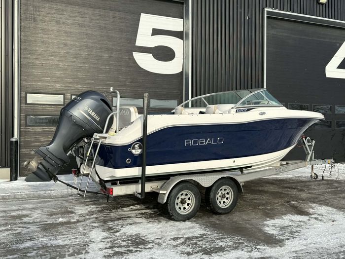 2017 Robalo R207 Photo 3 of 37