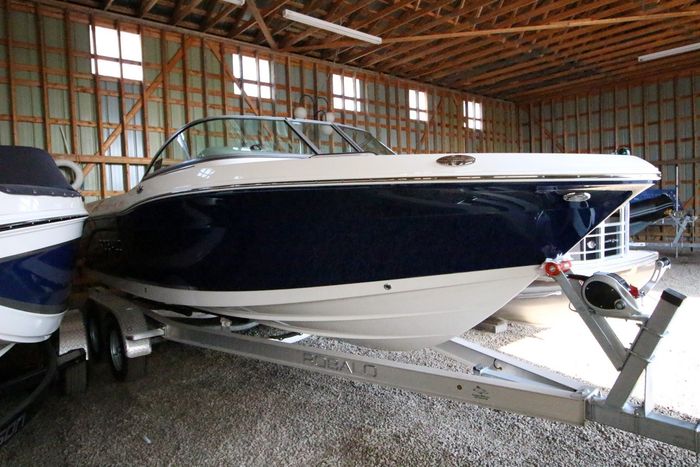 2017 Robalo R207 Photo 30 of 37