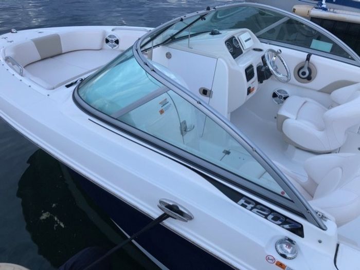 2017 Robalo R207 Photo 10 of 37