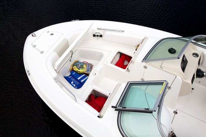 2017 Robalo R207 Photo 17 of 37