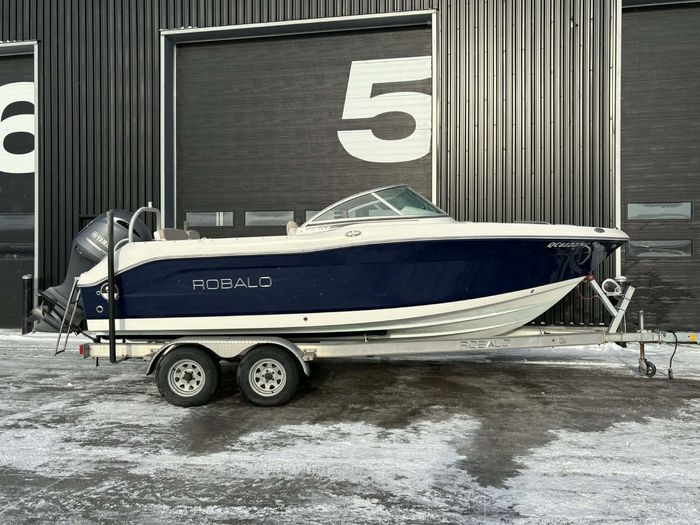 2017 Robalo R207 Photo 5 of 37