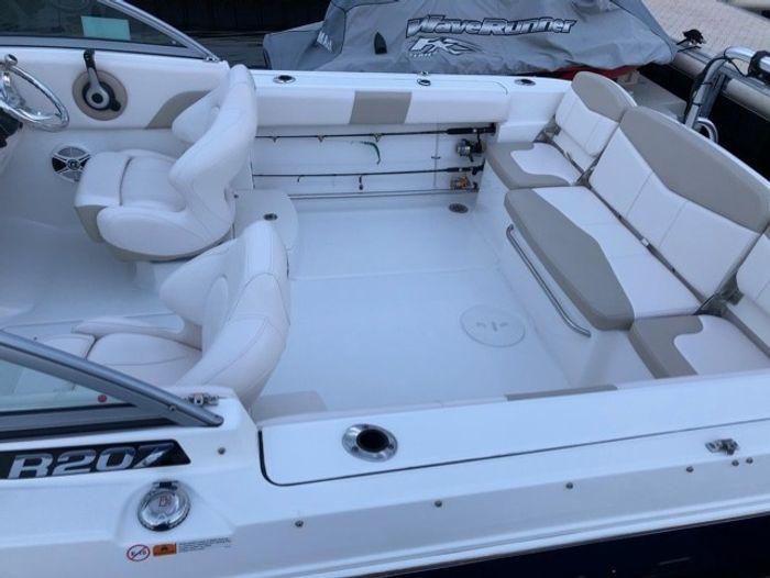 2017 Robalo R207 Photo 11 of 37