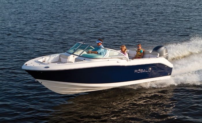 2017 Robalo R207 Photo 25 of 37