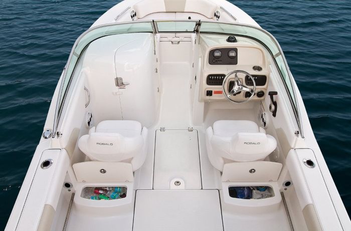2017 Robalo R207 Photo 18 of 37