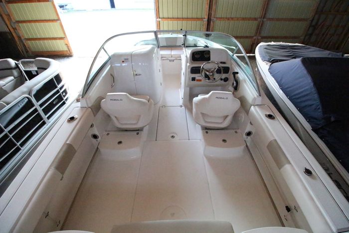 2017 Robalo R207 Photo 32 of 37