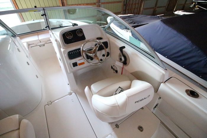 2017 Robalo R207 Photo 33 of 37